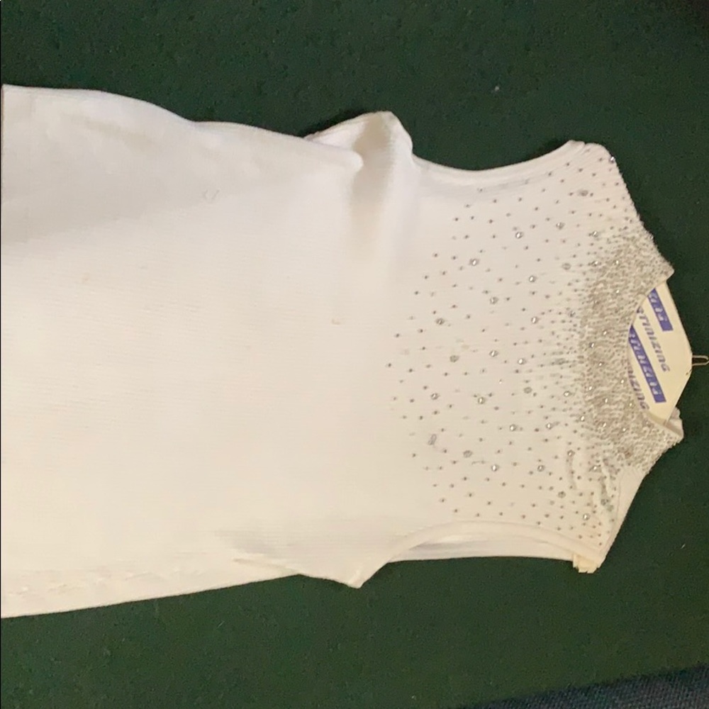 Sleeveless sweater with sparkling jewels.